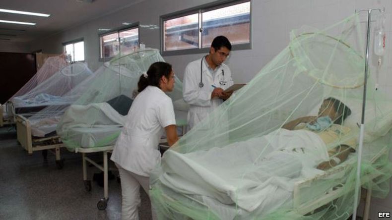 "Elevada infestación" de dengue obligó a habilitar hospital de campaña, según reveló el primer secretario del PCC en el territorio. Percepción del riesgo es baja, alerta especialista.