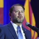 El candidato demócrata al Senado por Arizona, Ruben Gallego, interviene en un acto en la noche electoral, el 5 de noviembre de 2024, en Phoenix. (AP Foto/Ross D. Franklin)