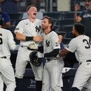 Ryan McMahon (centro), de los Yankees de Nueva York, festeja con sus compañeros, el boricua Heliot Ramos (derecha), Ben Rice (2do de izquierda a derecha) y Luis García Jr., tras la victoria ante los Bravos de Atlanta el sábado 8 de agosto de 2026 (AP Foto/Frank Franklin II)