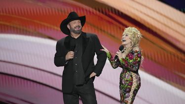 Los anfitrioens Garth Brooks, izquierda, y Dolly Parton en la 58a entrega anual de los Premios de la Academia de Música Country el jueves 11 de mayo de 2023, en el Ford Center en Frisco, Texas. (Foto AP/Chris Pizzello)