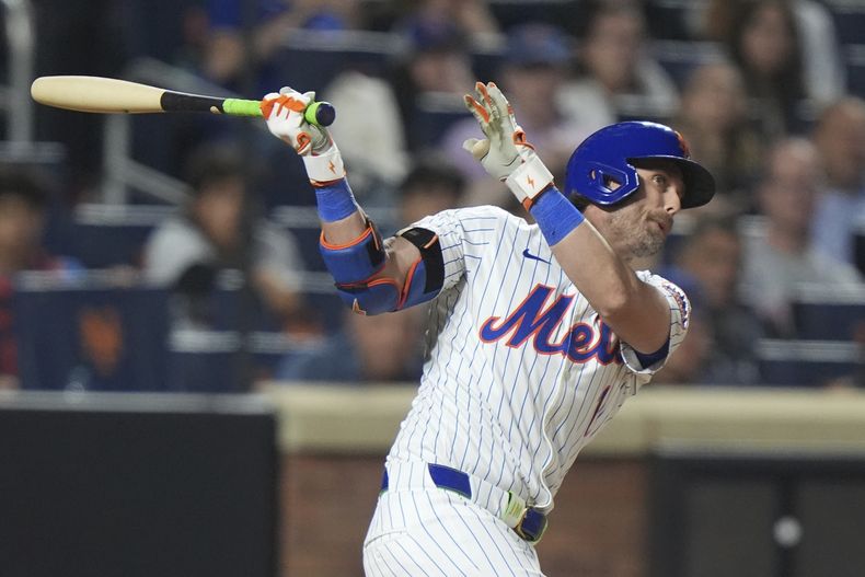 Jeff McNeil, de los Mets de Nueva York, batea el doble decisivo en la décima entrada del juego ante los Nacionales de Washington, el martes 10 de junio de 2025 (AP Foto/Frank Franklin II)