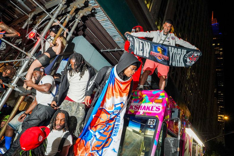 Aficionados de los Knicks de Nueva York festejan viendo el juego 3 de las Finales de la NBA entre los Knicks de Nueva York y los Spurs de San Antonio en el Bryant Park el lunes 8 de junio del 2026. (AP Foto/Ryan Murphy)
