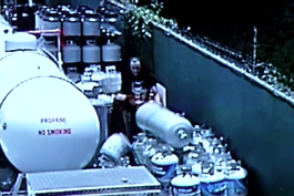 Captan a un ladrón robándose varios tanques de gas propano de un negocio en Miami
