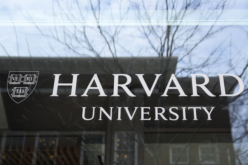 El logotipo de la Universidad de Harvard en un edificio de la escuela, el martes 15 de abril de 2025, en Cambridge, Massachusetts. (AP Foto/Charles Krupa)