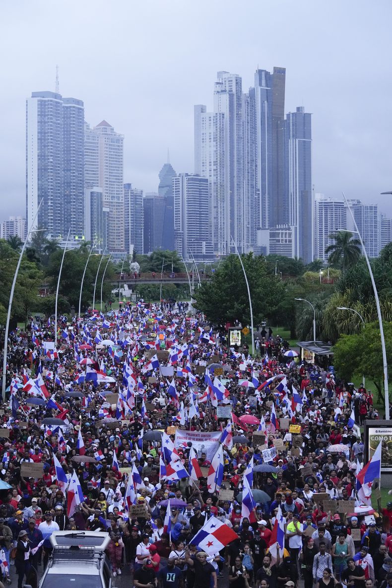 Manifestantes protestan contra un contrato minero recientemente aprobado entre el gobierno y la empresa minera canadiense First Quantum, el jueves 26 de octubre de 2023, en la ciudad de Panamá. (AP Foto/Arnulfo Franco)