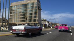 ARCHIVO - Turistas pasan por la embajada de Estados Unidos en descapotables clásicos por el Malecón, en la Habana, Cuba, el 3 de octubre de 2017. Cuba calificó el lunes 1 de abril como una “operación política” sin fundamentos un reporte sobre el llamado “síndrome de La Habana”, dado a conocer por varios medios de prensa internacionales este fin de semana y en el que se reflotó la existencia de ataques misteriosos a diplomáticos estadounidenses que comenzaron en la isla en 2016, pero esta vez vinculados a la inteligencia rusa. (AP Foto/Desmond Boylan, Archivo)