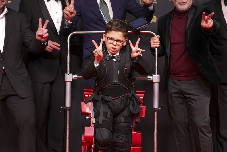 Jorge Alejo llega a la 39ª edición de los Premios Goya en Granada, España, el sábado 8 de febrero de 2025, en Granada. (Foto AP/Fermin Rodriguez)