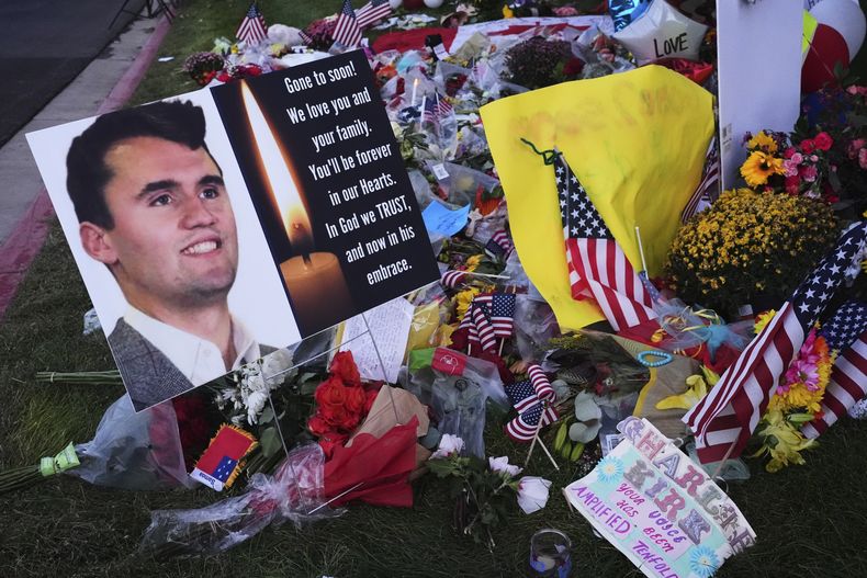 Un monumento conmemorativo para el director ejecutivo y cofundador de Turning Point USA, Charlie Kirk, en la Universidad del Valle de Utah, el sábado 13 de septiembre de 2025, en Orem, Utah. (Foto AP/Lindsey Wasson)