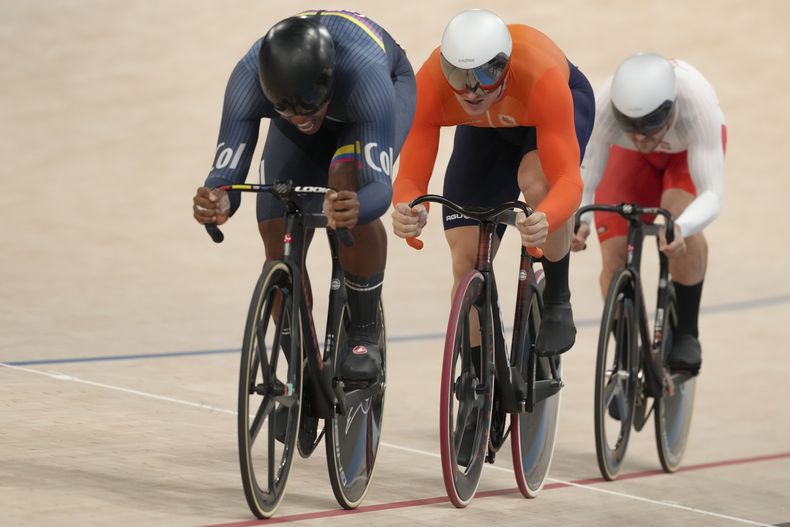 Desde la izquierda, Kevin Quintero de Colombia, Jeffrey Hoogland de Holanda y Mateusz Rudyk de Polania compiten en keirin de los Juegos Olímpicos el domingo 11 de agosto del 2024 en París, Francia. (AP Foto/Thibault Camus)