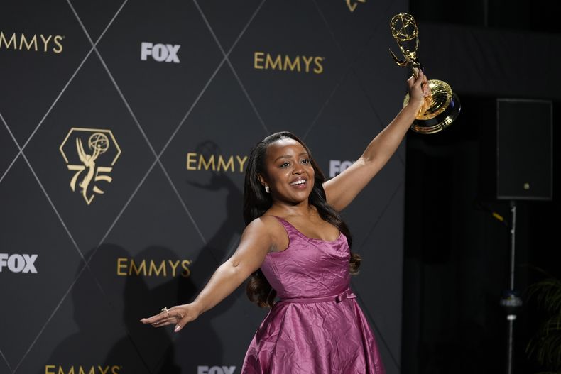 Quinta Brunson, ganadora del premio a mejor actriz de comedia por Abbott Elementary, posa en la sala de prensa en la 75a edición de los Premios Emmy el lunes 15 de enero de 2024 en el Teatro Peacock de Los Ángeles. (Foto AP/Ashley Landis)