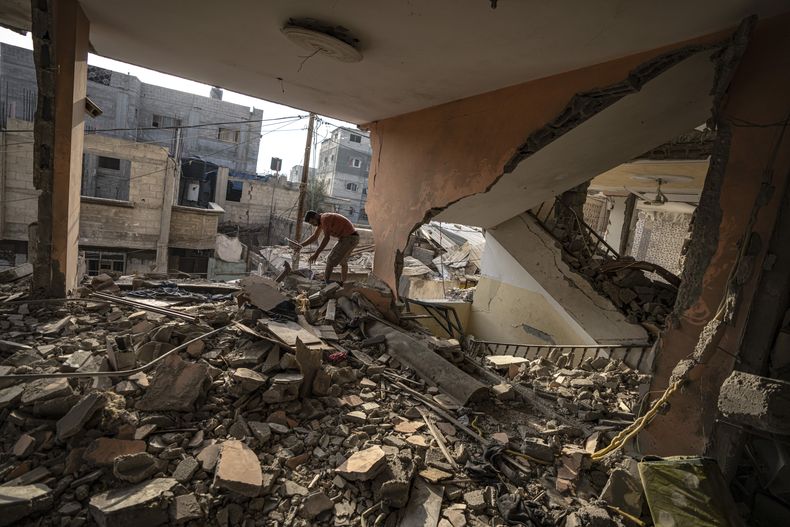 Un palestino comprueba la destrucción causada por ataques aéreos palestinos sobre Khan Younis, en la Franja de Gaza, el 3 de noviembre de 2023. (AP Foto/Fatima Shbair)