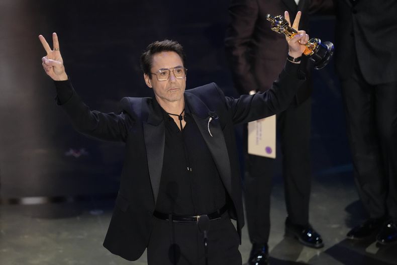 Robert Downey Jr. recibe el premio a mejor actor de reparto por Oppenheimer en los Oscar el domingo 10 de marzo de 2024, en el Teatro Dolby en Los Ángeles. (Foto AP/Chris Pizzello)