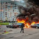 En esta imagen, proporcionada por el Servicio Ucraniano de Emergencias, bomberos intentan sofocar las llamas en unos autos tras un ataque con drones rusos en la región de Kiev, Ucrania el 28 de agosto de 2026. (Servicio Ucraniano de Emergencias vía AP)