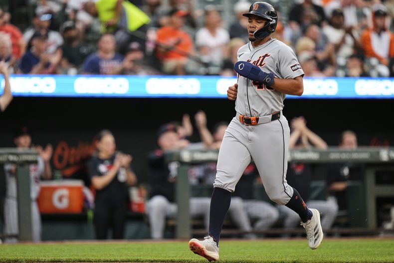 El dominicano Wenceel Pérez, de los Tigres de Detroit, avanza a home para anotar con un hit del boricua Javier Báez ante los Orioles de Baltimore, el martes 10 de junio de 2025 (AP Foto/Stephanie Scarbrough)