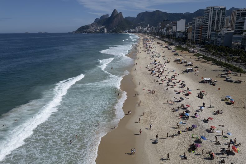 Varias personas en la playa de Ipanema en Río de Janeiro, el domingo 25 de mayo de 2025. (AP Foto/Bruna Prado)