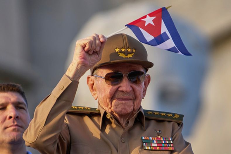 ARCHIVO - Raúl Castro ondea una bandera cubana durante el desfile del Primero de Mayo en la plaza de la Revolución en La Habana, Cuba, el 1 de mayo de 2025. (AP Foto/Ramon Espinosa, Archivo)