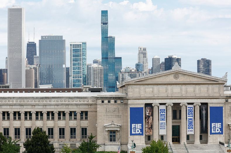 ARCHIVO - El Field Museum y la ciudad de Chicago se ven desde Soldier Field antes de un juego de NFL entre los Chicago Bears y los Tennessee Titans, el 12 de agosto de 2023, en Chicago. (AP Foto/Kamil Krzaczynski, Archivo)