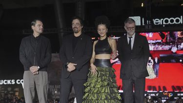 De izquierda a derecha, los actores Leonardo DiCaprio, Benicio Del Toro, Chase Infiniti y el director Paul Thomas Anderson posan para fotos durante un evento de alfombra roja para la película One Battle After Another en la Ciudad de México, el jueves 18 de septiembre de 2025. (Foto AP/Marco Ugarte)