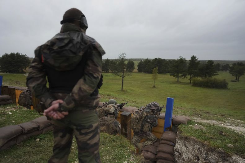 ARCHIVO - Soldados ucranianos entrenan en un campo militar en el este de Francia, el miércoles 9 de octubre de 2024. (AP Foto/Thibault Camus, Pool, Archivo)