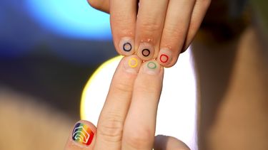 Jeremy Goupille muestra sus uñas pintadas con los colores del arco iris y los aros olímpicos en la inauguración de la Casa del Orgullo, el espacio seguro para la comunidad de atletas LGBT+, durante los Juegos Olímpicos de Verano de 2024, el lunes 29 de julio de 2024, en París, Francia. (Foto AP/Natacha Pisarenko)