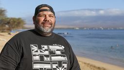 Joshua Kamalo, de 43 años, en la playa de Haycraft Park, el miércoles 18 de diciembre de 2024, en Maalaea, Hawaii. (AP foto/Marco Garcia)