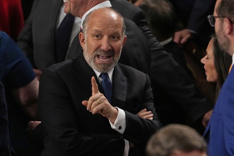 El secretario de Comercio de Estados Unidos, Howard Lutnick, llega antes del discurso del presidente Donald Trump ante una sesión conjunta del Congreso en la Cámara de Representantes, en el Capitolio, Washington, el martes 5 de marzo de 2025. (AP Foto/Julia Demaree Nikhinson)