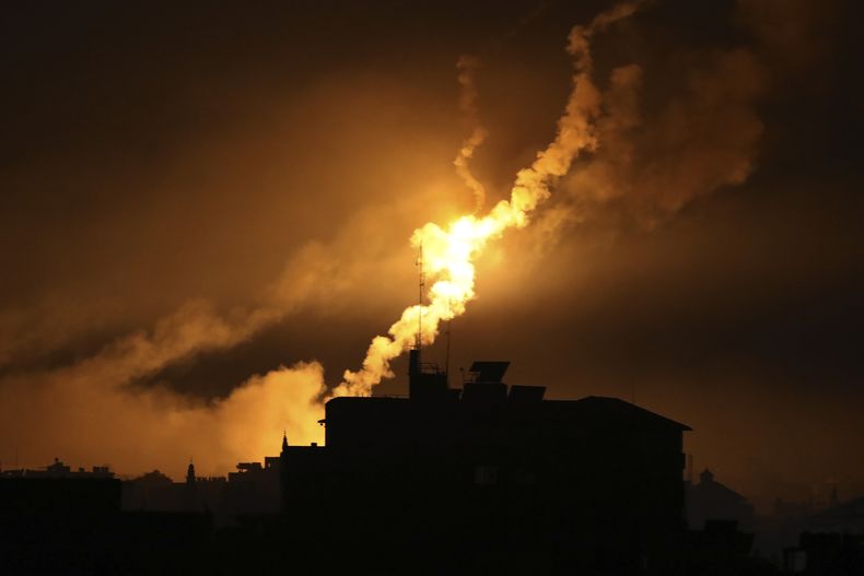 Bengalas de las fuerzas israelíes iluminan el cielo en el norte de la Franja de Gaza, el 31 de octubre de 2023. (AP Foto/Abed Khaled)