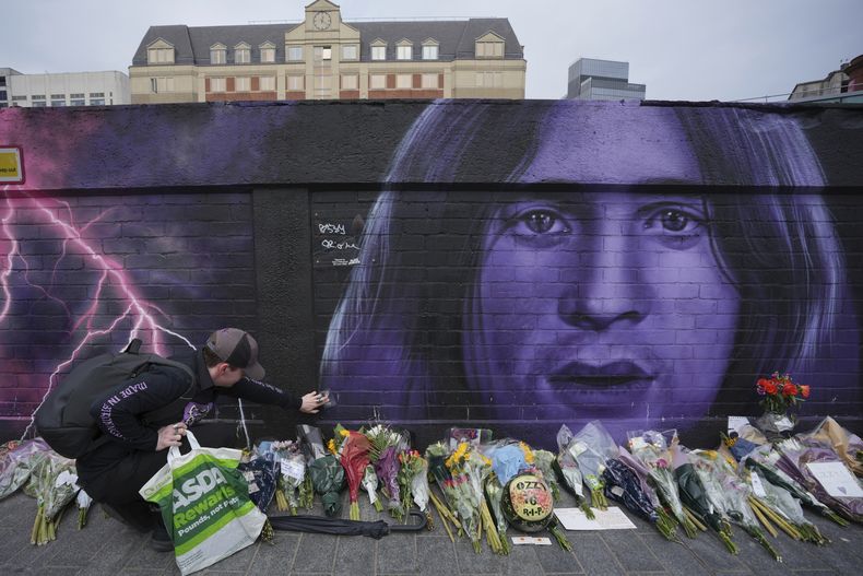 Un fan deposita flores para conmemorar la muerte de Ozzy Osbourne en Birmingham, el miércoles 23 de julio de 2025. (Foto AP/Kin Cheung)