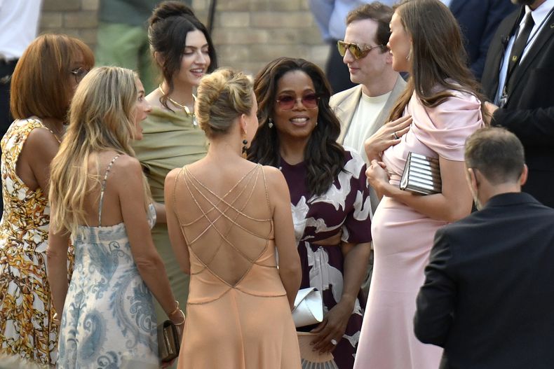 Oprah Winfrey, centro, llega a Venecia, Italia, el jueves 26 de junio de 2025, antes de la boda de Jeff Bezos y Lauren Sanchez. (Foto AP/Luigi Costantini)