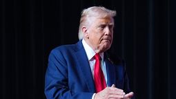 El presidente Donald Trump tras hablarle a militares en la Base de la Infantería de Marina en Quantico, Virginia, el 30 de septiembre del 2025. (AP foto/Evan Vucci)