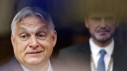 En esta imagen de archivo, el primer ministro de Hungría, Viktor Orbán (izquierda), a su llegada a una cumbre de la Unión Europea, en Bruselas, el 27 de junio de 2024. (AP Foto/Geert Vanden Wijngaert, archivo)