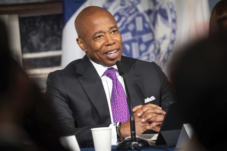 Esta fotografía, publicada por la oficina del alcalde de Nueva York, muestra al alcalde Eric Adams durante una conferencia en el ayuntamiento, el 8 de noviembre de 2023, en Nueva York. (Oficina de Fotografía de la Alcaldía/Ed Reed vía AP)