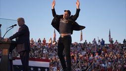 Elon Musk salta en el escenario mientras el candidato presidencial republicano y expresidente, Donald Trump, habla en un mitin de campaña en la Feria Agrícola de Butler, el sábado 5 de octubre de 2024, en Butler, Pensilvania. (AP Photo/Evan Vucci)