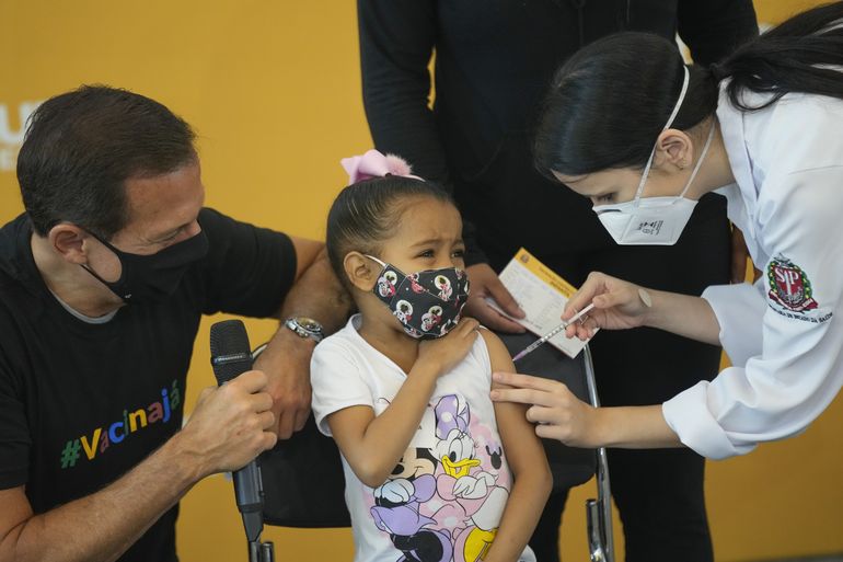 Brasil inicia la vacunación infantil tras semanas de retraso