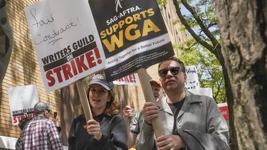 ARCHIVO - Los actores y comediantes Tina Fey, al centro, y Fred Armisen, a la derecha, se unen a miembros en huelga del Sindicato de Guionistas de Estados Unidos durante un mitin frente a Silvercup Studios, el martes 9 de mayo de 2023, en Nueva York. Los actores sindicalizados de Hollywood al borde de una huelga acordaron permitir una intervención de última hora de los mediadores federales, pero dicen que dudan que se llegue a un acuerdo antes de la fecha límite de negociación del miércoles 12 de julio de 2023. (Foto AP/Bebeto Matthews, archivo)