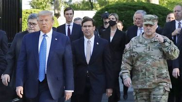 Caminata con Trump pone a general de EEUU en el candelero