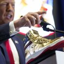 El precandidato republicano a la presidencia, el expresidente Donald Trump, durante una convención de zapatos deportivos en Filadelfia, el sábado 17 de febrero de 2024. (AP Foto/Manuel Balce Ceneta)
