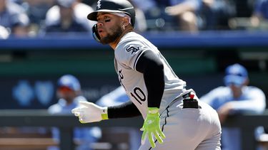 ARCHIVO - Yoán Moncada, de los Medias Blancas de Chicago, observa su batazo al jardín izquierdo para un triple durante la primera entrada de un juego contra los Reales de Kansas City en Kansas City, Missouri, el 7 de abril de 2024. (AP Foto/Colin E. Braley, Archivo)
