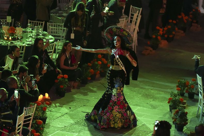 Miss Egipto Logina Salah participa en La Gala de las Catrinas para celebrar el Día de Muertos a días de la 73a edición de Miss Universo en la Ciudad de México el 1 de noviembre de 2024. (Foto AP/Eduardo Verdugo)