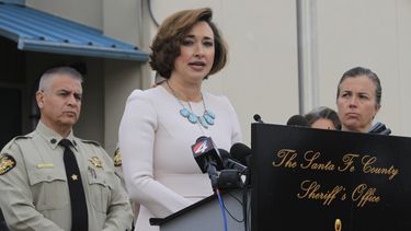 La principal investigadora médica Heather Jarrell de la Oficina del Investigador Médico de Nuevo México responde preguntas sobre las muertes del actor Gene Hackman y su esposa Betsy Arakawa durante una conferencia de prensa en Santa Fe, Nuevo México, el viernes 7 de marzo de 2025. (Foto AP/Susan Montoya Bryan)