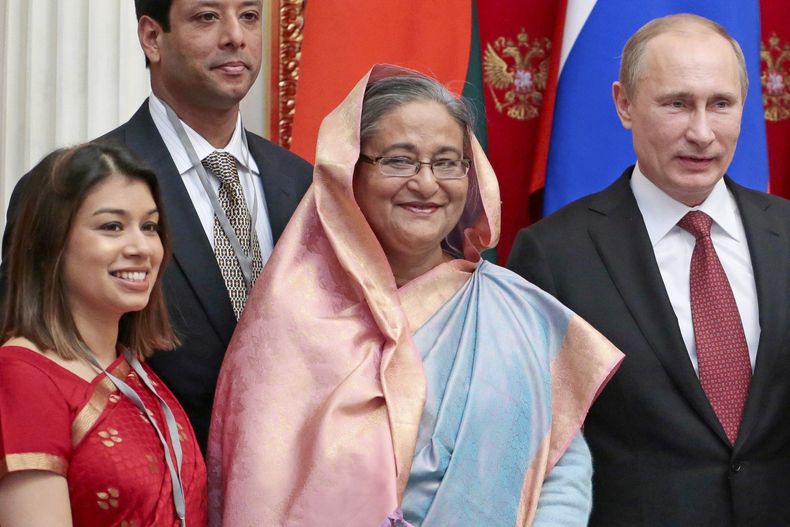 ARCHIVO - De izquierda a derecha, Tulip Siddiq, la primera ministra de Bangladesh, Sheikh Hasina, y el presidente de Rusia, Vladímir Putin asisten a una ceremonia de firma en el Kremlin, en Moscú, Rusia, el 15 de enero de 2013. (AP Foto/Mikhail Metzel, Pool, Archivo)