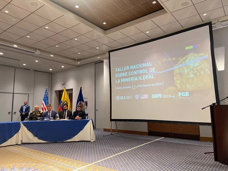 Los representantes de la Organización de Estados Americanos, de la Unidad de Análisis Financiero, de la Fiscalía General del Estado, de la Embajada estadounidense en Ecuador y de la Policía Nacional participaron en la inauguración de las jornadas.