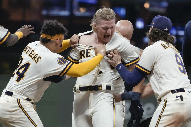 Joey Wiemer, de los Cerveceros de Milwaukee, festeja con sus compañeros tras conseguir un sencillo que significó el triunfo sobre los Orioles de Baltimore, el martes 6 de junio de 2023 (AP Foto/Morry Gash)