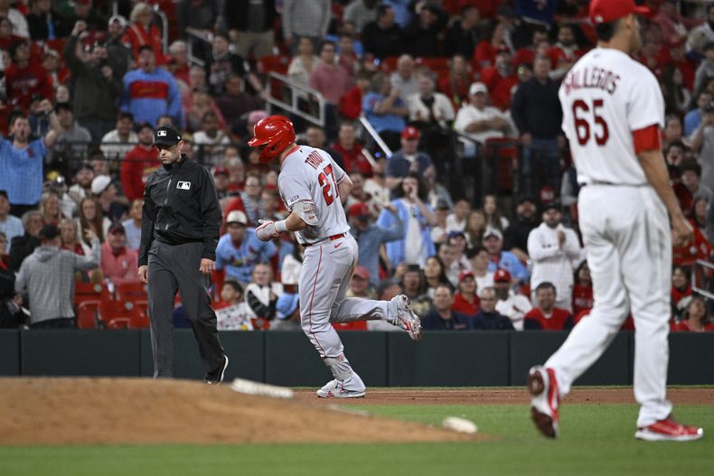 Mike Trout, de los Angelinos de Los Ángeles, recorre las bases tras conectar un jonrón solitario frente al mexicano Geovanny Gallegos, de los Cardenales de San Luis, el miércoles 3 de mayo de 2023 (AP Foto/Joe Puetz)