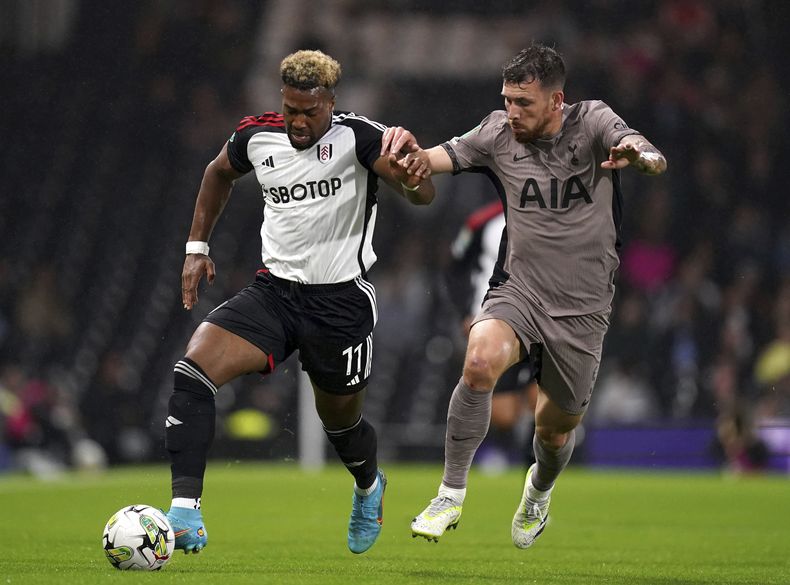 Adama Traore (izquierda) del Fulham, conduce el balón junto a Pierre-Emile Hojberg, del Tottenham, en un encuentro de la Copa de la Liga inglesa, el martes 29 de agosto de 2023 (John Walton/PA via AP)