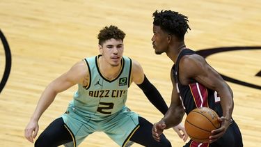 Monk anota 36 puntos y Hornets derrotan al Heat