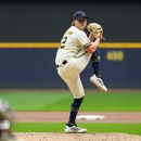 Kyle Harrison, de los Cerveceros de Milwaukee, lanza en el duelo ante los Piratas de Pittsburgh, el miércoles 5 de agosto de 2026 (AP Foto/Aaron Gash)