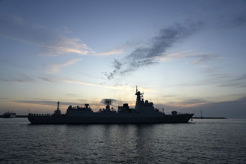 Un buque de guerra chino en un ejercicio naval con Irán y Rusia llega al puerto de Shahid Beheshti en Chabahar, en el golfo de Omán, Irán, el martes 11 de marzo de 2025. (AP Foto/Vahid Salemi)