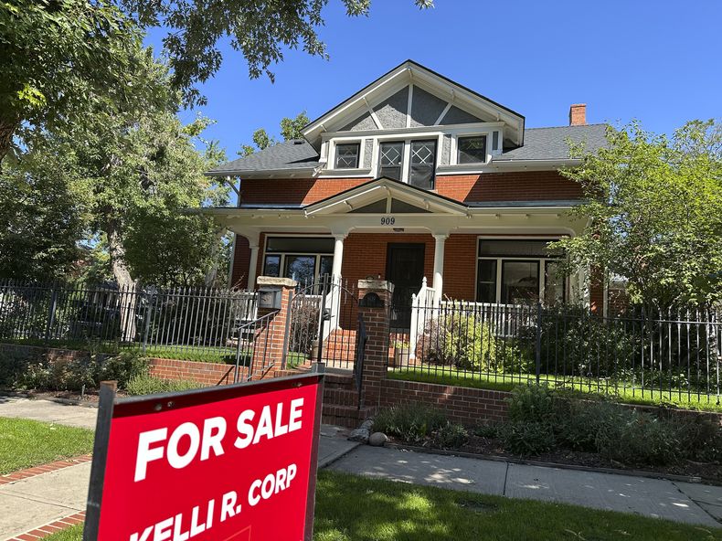 Un letrero de “Se vende” afuera de una casa en venta en el vecindario de Alamo Placita, el martes 27 de agosto de 2024, en el centro de Denver. (AP Foto/David Zalubowski)
