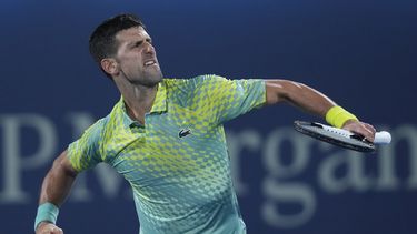 Djokovic pasa apuros en Dubái, pero estira racha triunfal